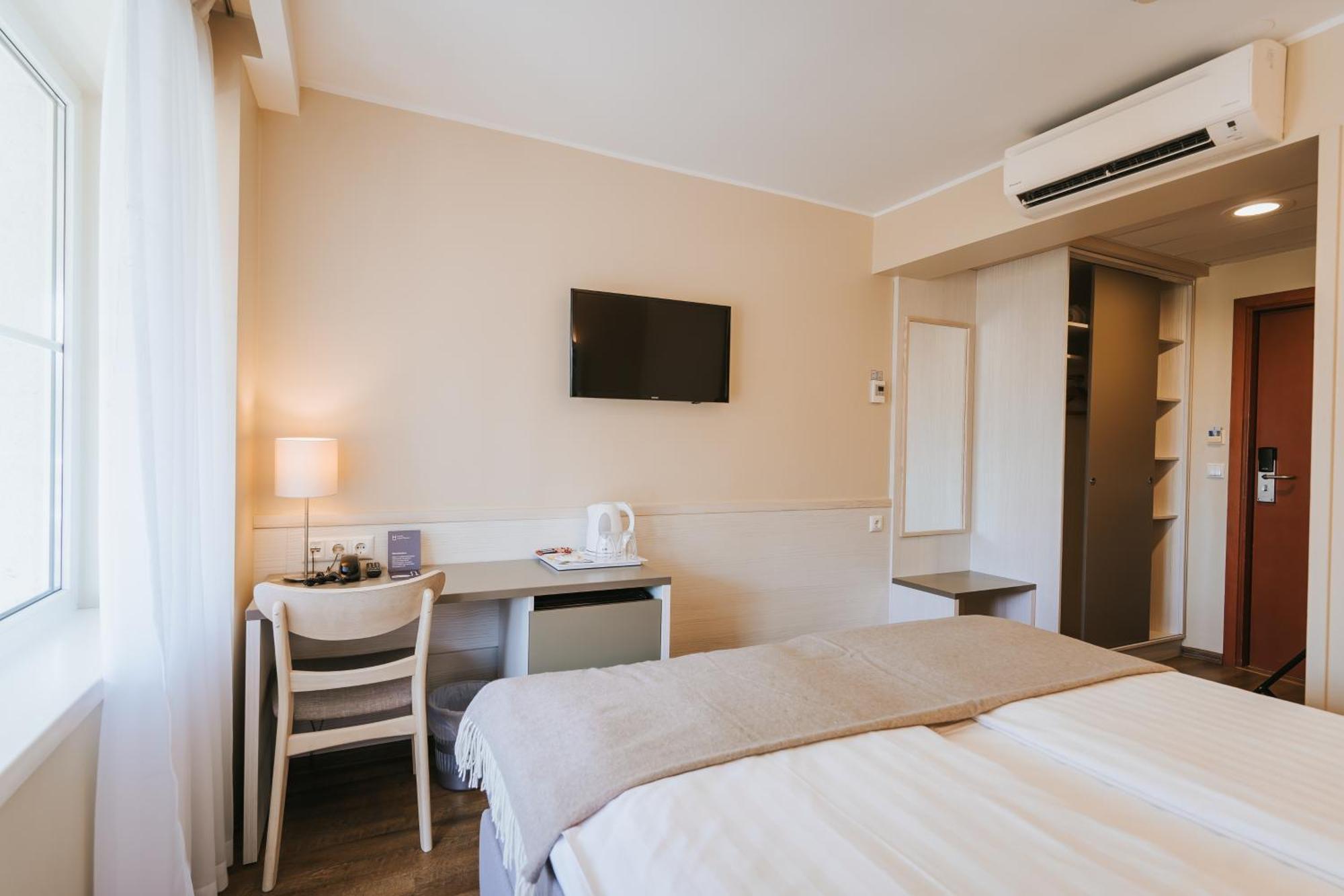 Double Room with Balcony and Spa Access,1552384174:JPEG